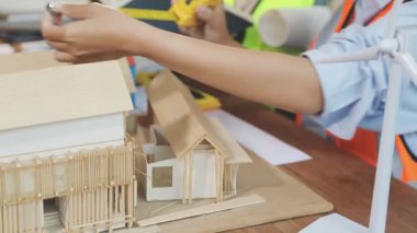 İnşaat alanının planlarıyla çalışan mühendis mimar..