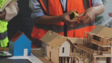 Projede çalışan mühendis ve mimar.