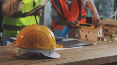 İnşaat alanındaki planlarla çalışan bir mimar