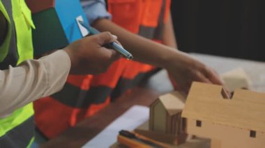 Evde inşaat işçisi