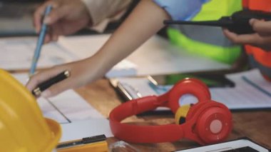 İşçi planlar üzerinde çalışıyor