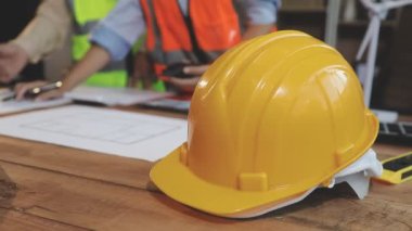 Ofiste proje üzerinde çalışan mühendis veya mimar, güvenlik konsepti ve planlı ofis