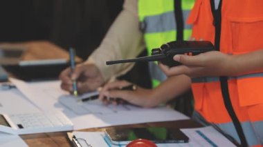 İnşaat alanında çalışan mühendis ya da mimar. İnşaat mühendisi ya da mimar mühendisi..