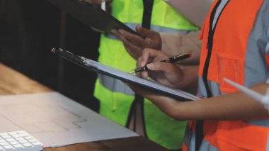 Mühendis mühendis planlama ve mühendislik ile çalışıyor.