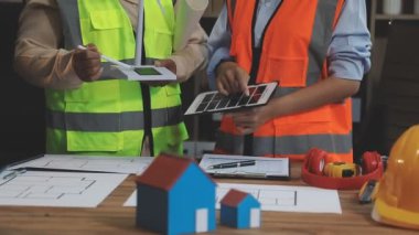 Mühendis ve mimarlı mühendis ya da mimar evdeki inşaat sahasının planlarıyla, inşaat konseptiyle uğraşıyor..