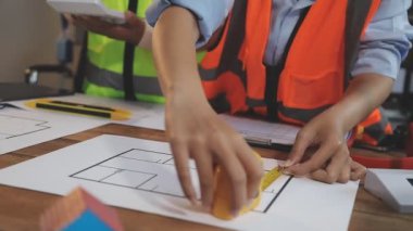 Planlı mühendis, mühendis ve proje üzerinde çalışıyor.