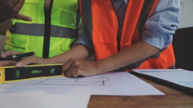 İnşaat alanında çalışan mimar mühendisi, inşaat alanında çalışan mimar, proje üzerinde çalışan mühendis, plan, mühendis, mühendislik, inşaat endüstrisi konsepti