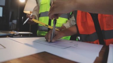 İnşaat alanında çalışan mühendis mimar.