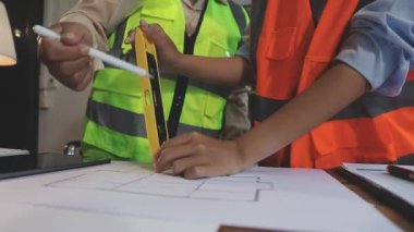 Kağıt, inşaat, mühendislik, mimari konsepti, seçici odaklanma üzerine plan ve çizim yapan mimar mühendisi veya inşaat işçisi.