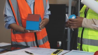 İnşaat alanı, mühendislik, inşaat, mühendislik, mühendislik, mühendislik, mühendislik, mühendislik alanlarında çalışan mühendis ya da mimar, taslak ya da inşaat alanına sahip mühendis ya da mimar.