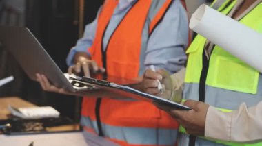 Depo yöneticisi fabrikada kontrol listesi olan tablet bilgisayar kullanıyor