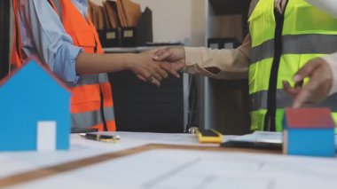 Emlakçı müşterinin ev anahtarlarını gösteriyor..