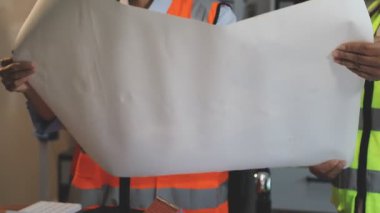 İnşaat alanında çalışan mühendis veya işçi