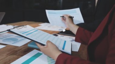 İş adamı belgeye yazıyor