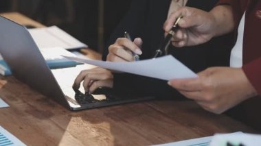 İş adamları ofis odasında iş konuşuyorlar.