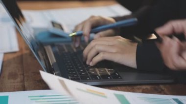 İşadamı ofiste dizüstü bilgisayarla çalışıyor.