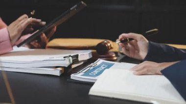 Masada çalışan iş kadını.