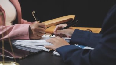 İş ekibi toplantısı ve belge, mali grafik, analiz, analiz, planlama kavramı ile tartışmalar.