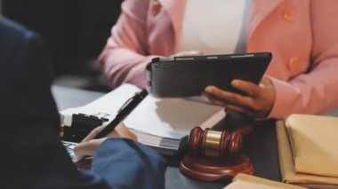 İş kadını ofiste sözleşme imzaladı, seçici odaklanma