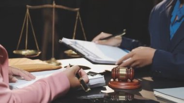 Avukat ve müvekkil ofiste belge üzerinde çalışıyorlar..