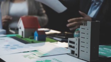 Yakın plan - bir erkek ve kadının ev modelini tutuşu