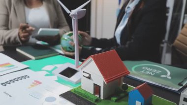 İşadamları projeyi tartışıyor ve planlıyor.