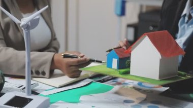 Mimar ev modeli üzerinde çalışıyor. Taslak, emlak konsepti.