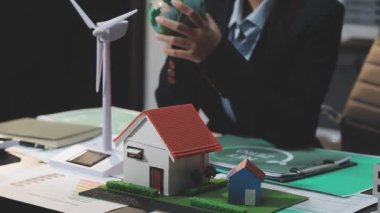 Ev modeliyle çalışan iş adamı