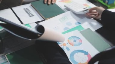 Modern ofiste kadın ve erkeğin ellerinin kalem tutması ve kağıda yazması.