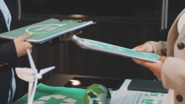 İş adamları belgeler ve kağıtlarla çalışıyorlar.