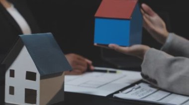 Emlakçı yeni bir emlakçı almak için anlaşma imzaladı..