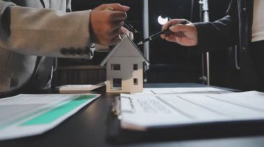 Modern evde iş ekibi toplantısı var.