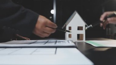 İnşaat projesinde çalışan mimar mühendis veya mühendis