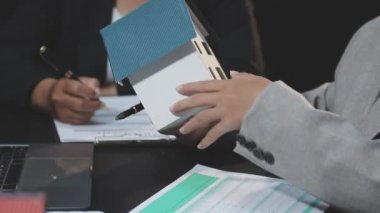 İş yerinde belgesi olan bir iş kadını