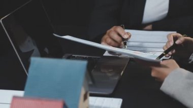 yakın plan - ofiste çalışan bir iş adamının iş yerindeki belgelerle birlikte