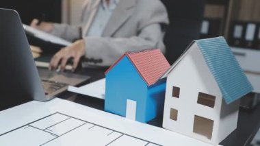 Bilgisayarda, ofiste çalışan bir emlakçı.