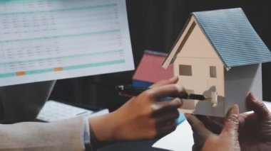 İş adamı ve kadın bir ev planını tartışıyorlar..