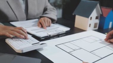 Yeni evin arka planına sahip genç mimar mühendisi..