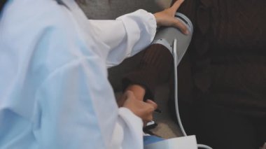 Hastane koğuşundaki doktor ve hemşire.