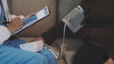 Beyaz gömlekli ve mavi ceketli genç bayan doktor.