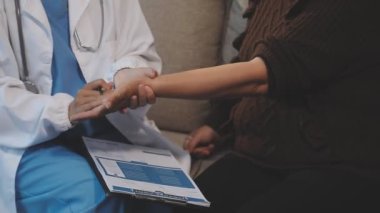 Doktor ve hemşire el ele tutuşuyorlar.