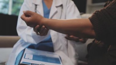 Doktor bir muayenehane ayarladı. Doktor hastanede bir hastayla konuşuyor.