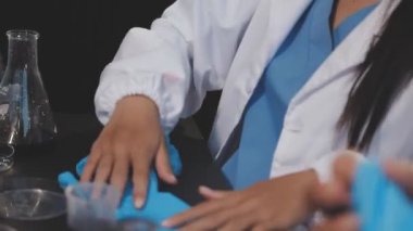Şırıngalı tıp eldivenli kadın doktor.