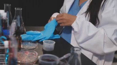 kadın bilim adamı holding tüp