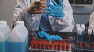 Laboratuvarda çalışan bilim adamı