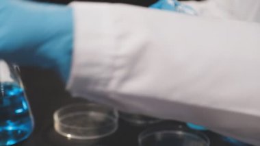 Yakın çekim. Laboratuvarda bilim adamı.
