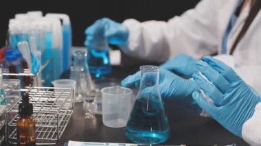 Laboratuvarda test tüpü olan bir bilim adamı.