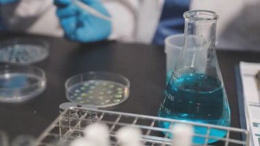 Kimya laboratuvarında çalışan bilim adamı..