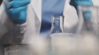 Bilim adamının elini tüple kapat