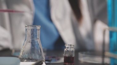 Kimyasal ekipman, bilim ve teknoloji konseptiyle laboratuvarda çalışan bilim adamlarının kapatılması.